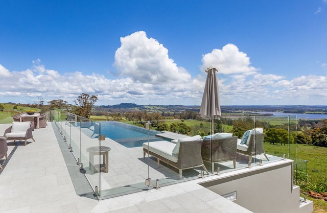 Grande maison familiale de style Hamptons avec une vue imprenable