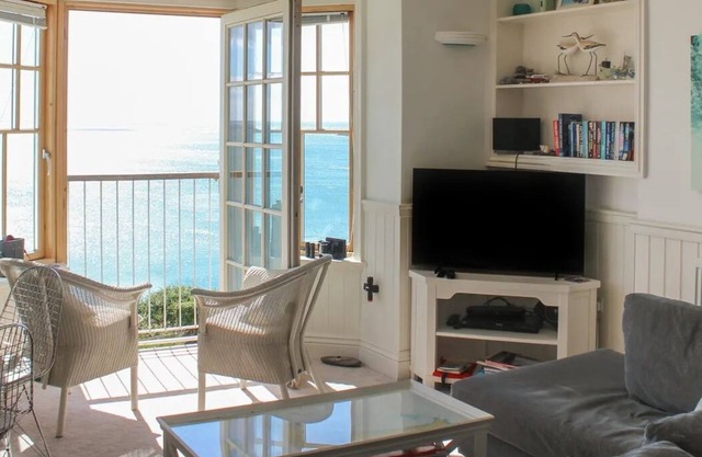 Vue imprenable sur la mer et le phare; piscine chauffée, court de tennis, plage, wifi, Sky