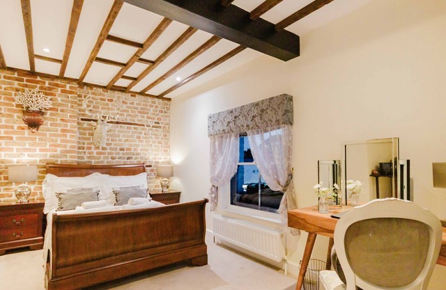 Experience boutique comfort above The Powell pub in Birchington. Stylish en-suite rooms, luxury touches, and a vibrant pub below—perfect for business, couples, or families. Book your coastal escape today!