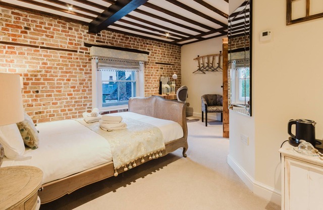 Experience boutique comfort above The Powell pub in Birchington. Stylish en-suite rooms, luxury touches, and a vibrant pub below—perfect for business, couples, or families. Book your coastal escape today!