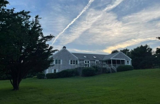 Relax in Rural Cape Cod in a spacious house. 8 minutes to the beach!
