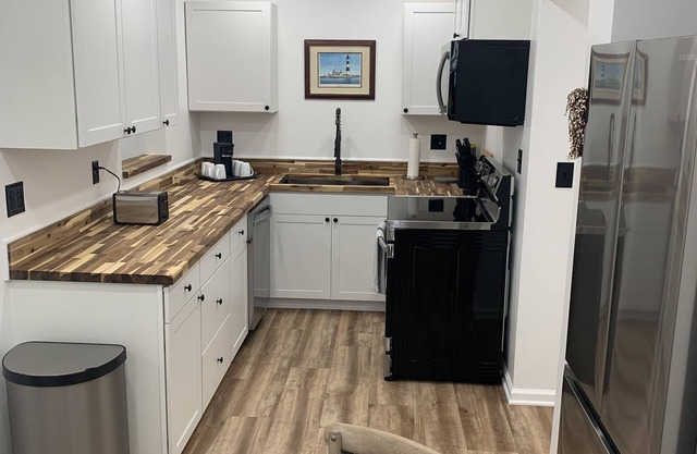 Experience coastal charm! 3 bd 2 bath Downtown Charleston 11 min Beach 30 min