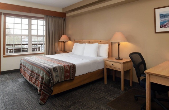 Experience Comfort at This Cozy Lodge-styled Family Room w/ Balcony