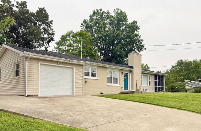 Experience comfort at Whisker Ridge, a spacious 3-bedroom cottage in the scenic Beattyville, KY