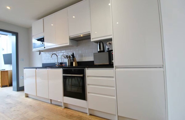 Experience Ealing's Charm: Walk to Shops and Parks from Your Apartment