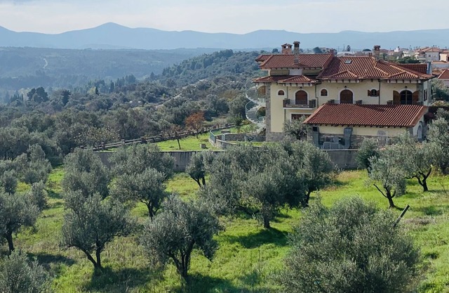 Découvrez Evia, en Grèce. Maison de campagne à six lits avec petit-déjeuner et dîner inclus