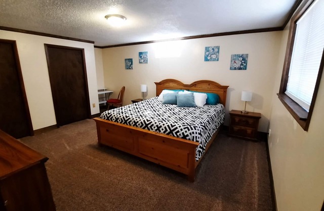 Spacious Country Basement Apartment -with FULL Kitchen, & Laundry!