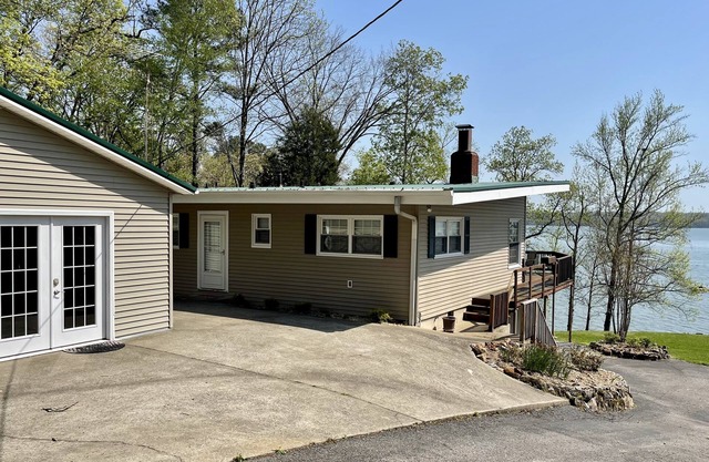 Maison au bord du lac récemment rénovée avec appartement supplémentaire