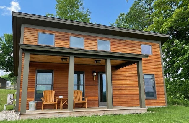 Découvrez la vie dans une ferme du Vermont dans une belle cabine moderne - une vue imprenable!