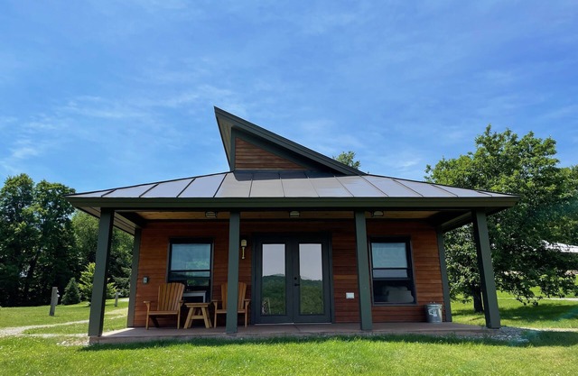 Découvrez la vie dans une ferme du Vermont dans une belle cabine moderne - une vue imprenable!