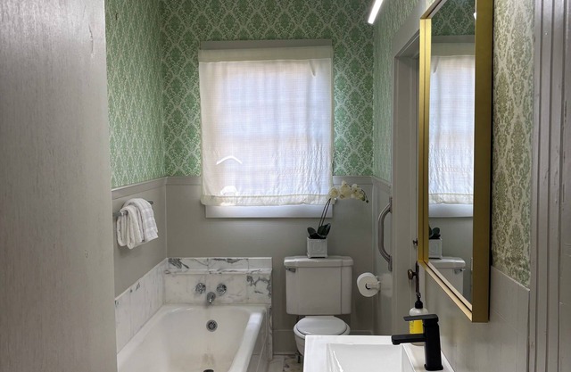 Experience LSU Gameday with Newly Renovated House-Walk to Dining, Bars & Parks