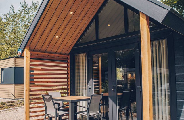 Experience luxury and nature in the Tiny Lodge in the Veluwe! With 2 bedrooms, a fully equipped kitchen, and air conditioning.