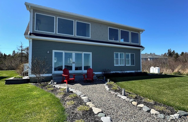 Experience Maine's Coastal Splendor, Beach Access, Oceanfront Cottage with Views