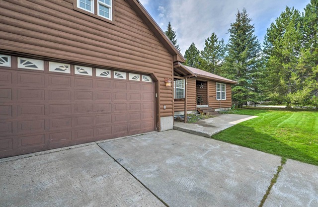 Experience nature at your doorstep! Island Park cabin near Yellowstone 27 min