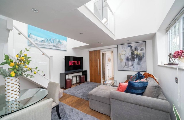 Welcome to The Skylight Residence, a sophisticated and cozy hideaway in the heart of Sunningdale