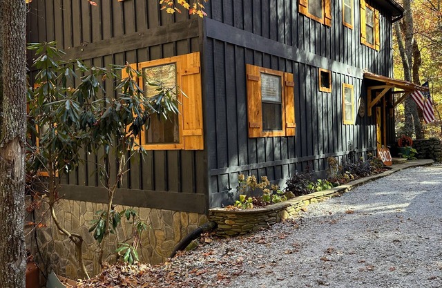 Experience “Splendor in The Mountains” 3 levels,5 bedrooms ,3.5 bath Sleeps 17!