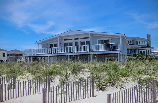 Découvrez la vie à la plage avec cette maison relaxante en bord de mer.