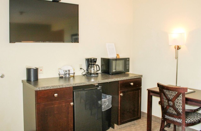 Experience the beauty of Kelleys Island from the Glacier Suite 117