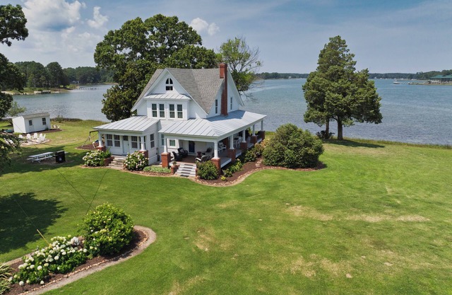 Fabulous Home on River / Bay estate, Porche enveloppant, chiens