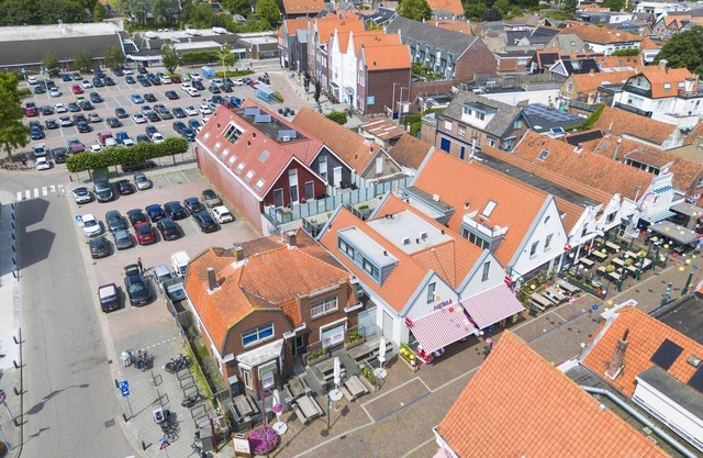Vacances au coeur d'Ouddorp. Le quartier animé du village avec une belle terrasse privée ensoleillée sur le toit!