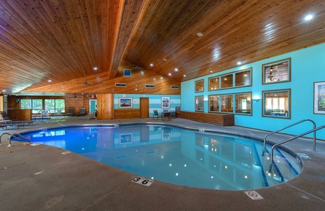 Experience The Rushes: 2BR Condo with Fireplace & Lake View
