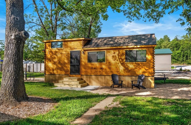 Experience the timeless charm of the Paradise Pinecrest Cabin, a delightful twist on the classic cabin style. Step inside and be greeted by the warm and rustic log cabin ambiance that will transport you to the heart of Branson, MO.