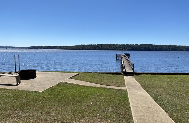 Experience tranquility in this spacious 4- bedroom house on Lake D'Arbonne.