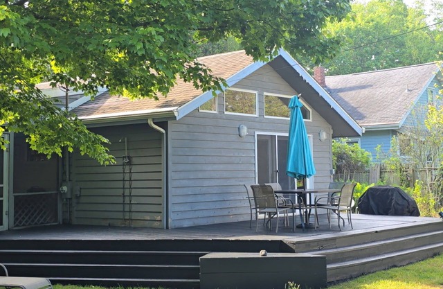 Chalet confortable et charmant, superbe emplacement près de la plage au bord du lac.