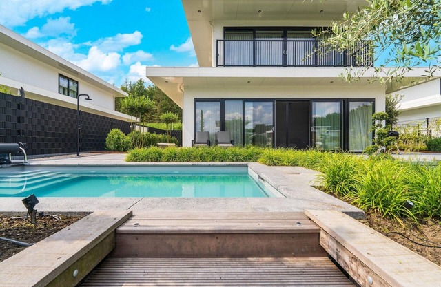 Experience ultimate luxury in this villa with private pool, jacuzzi, sauna and terrace on the water. The ideal place for total relaxation!
