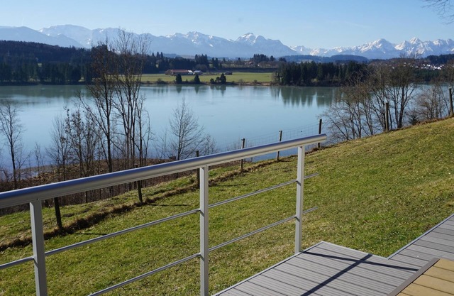 Experience unforgettable moments in the Hochbergle vacation village by the lake!