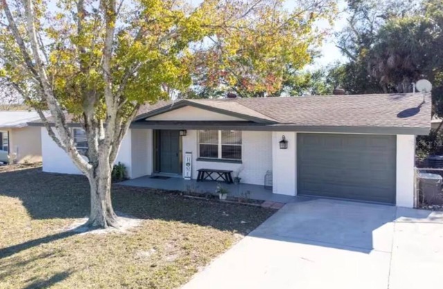Explore beaches & springs from this comfy 2BR—WiFi, patio, great location.