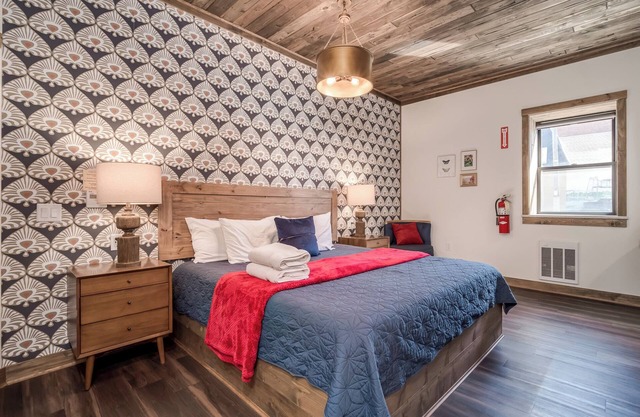 Walk Everywhere | King Bed | Fireplace