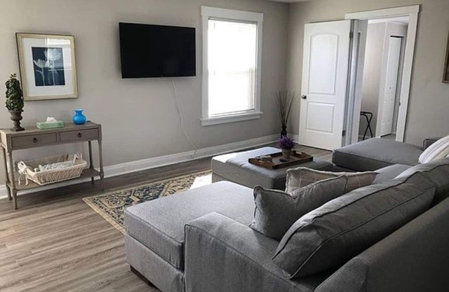 Explore Downtown Libertyville on Foot