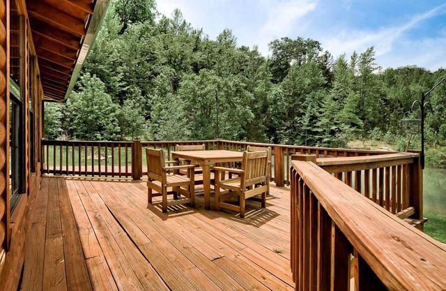 Explorez, jouer, se détendre dans cette charmante cabane niché sur le ruisseau en acier