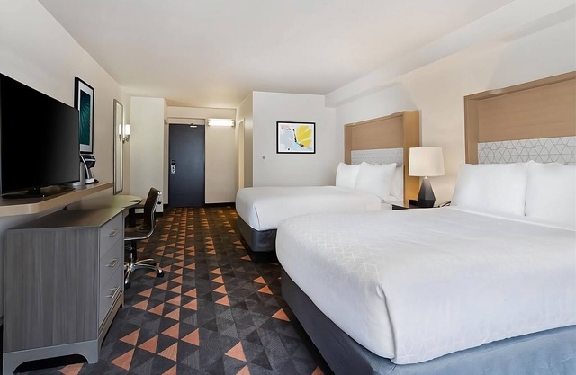 Explore The Best Shopping and Entertainment Orlando Has To Offer! Relaxing Room