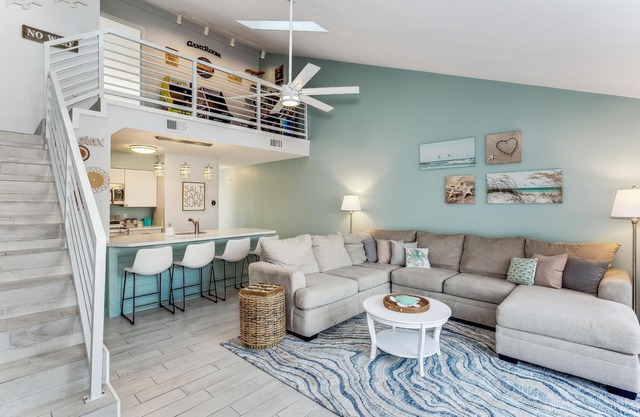Exquisite 2 Bdrm, 2 Bath, pet friendly Sound View Townhome on Navarre Beach!
