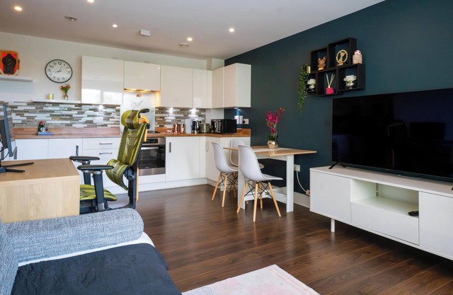 Exquisite 2-Bedroom Haven Near Heathrow Airport