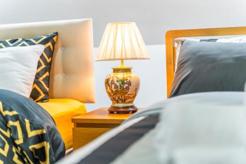 Exquisite 2-Bedroom Penthouse-Sleeps 7-Free Parking with Workstations & High-Speed WiFi