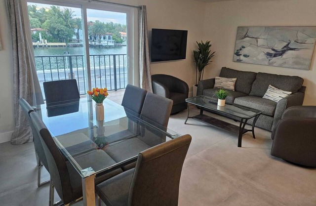 Exquisite 2 Bedroom 2 Bath Steps to the Beach!!