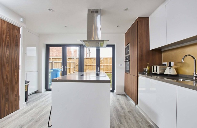 Exquisite 5 Bedroom House with Parking