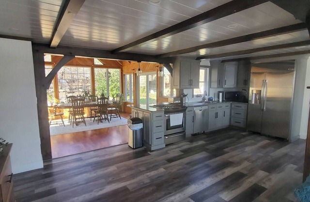 Beautiful cottage with valley views, firepit, private back yard