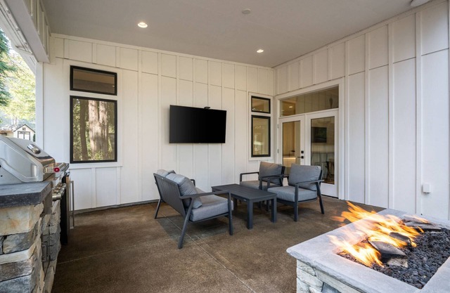 Exquisite Forested Retreat, Pet Friendly, Huge Patio w/ Fire-Table and TV, Steps From Dockside
