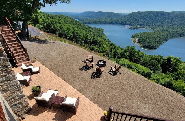 Exquisite home overlooking Lake Raystown Resort and minutes to the water !