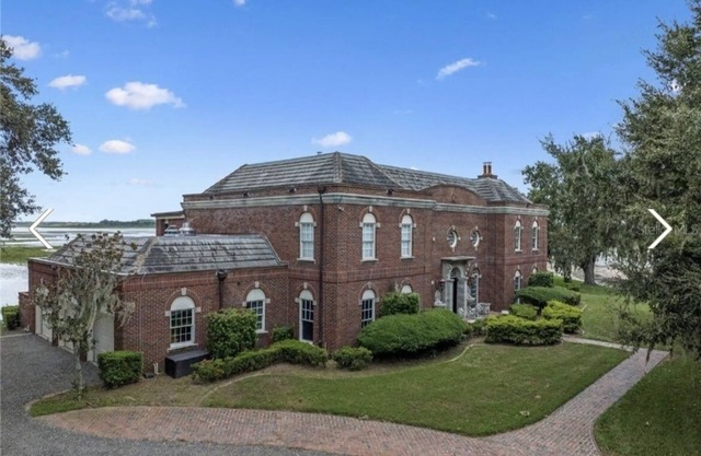 Exquisite Lakefront Retreat on Lake Toho. A rare gem for your private resort