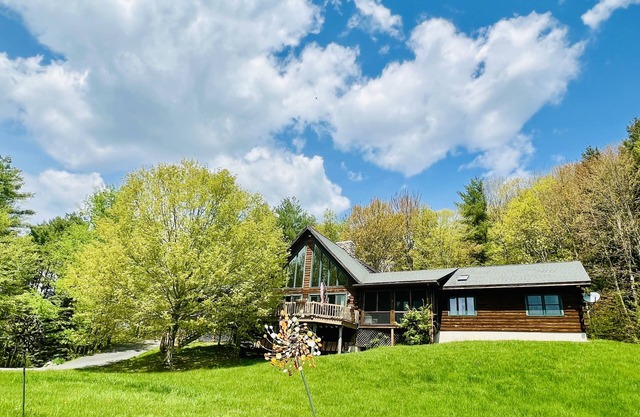Maison en bois rond exquis avec vue près de Woodstock, Vt.