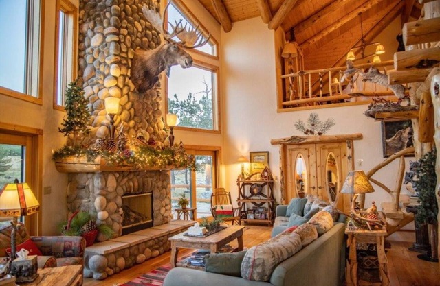 Exquisite Mountain Cabin with Breathtaking Views In All Directions