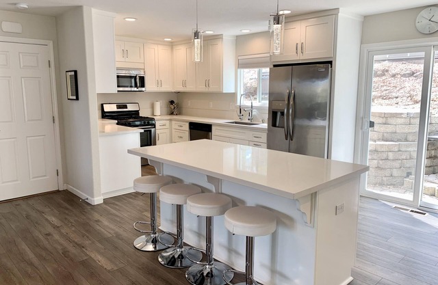 Exquisite Retreat: W/ Hot tub, Scenic Views, Shopping, & added on In-law Suite