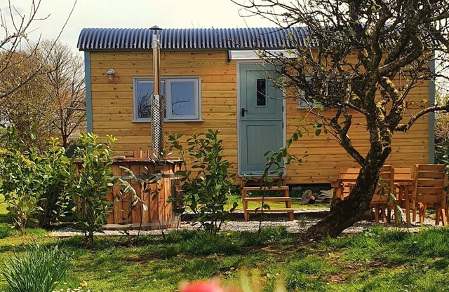 Exquisite Shepherd's HUT With HOT TUB - Between Moor and sea