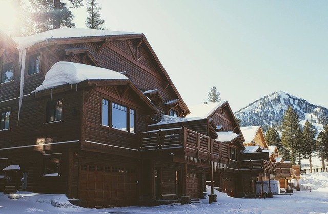 Exquisite & Spacious - 2 hot tubs & garages, adjacent to Canyon, Ski in/out