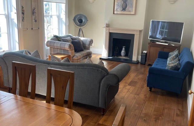 Exquisite spacious townhouse opposite Hampton Court Palace